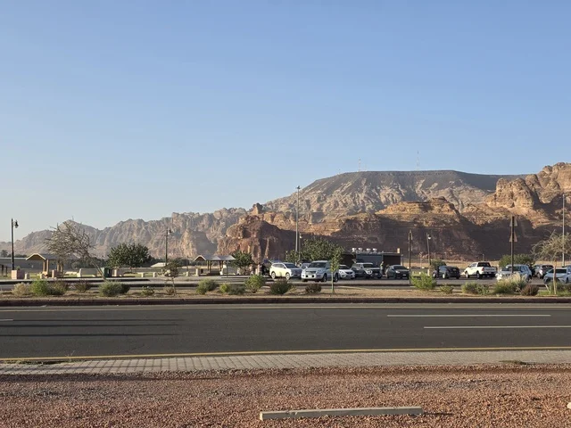 جبال العلا ومواقف السيارات في المناظر الطبيعية السعودية