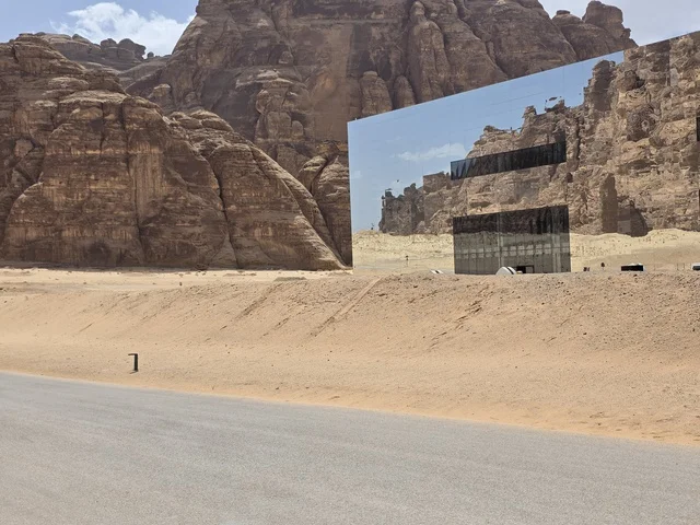 قاعة مرايا العلا في المناظر الطبيعية الصحراوية