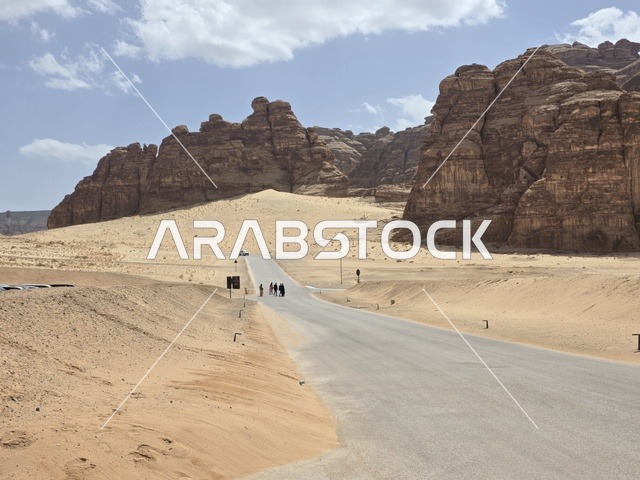 طريق وسط الجبال الرملية في العلا السعودية خلال النهار