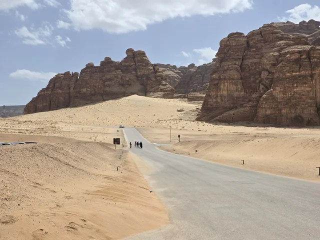 طريق وسط الجبال الرملية في العلا السعودية خلال النهار