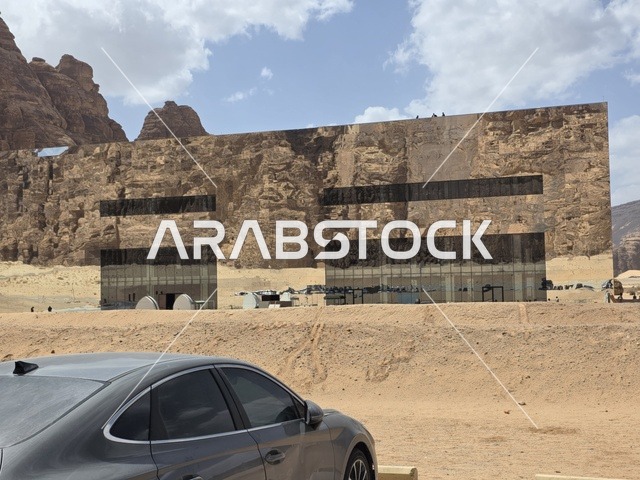 قاعة مرايا في العلا بتصميمها الزجاجي العاكس