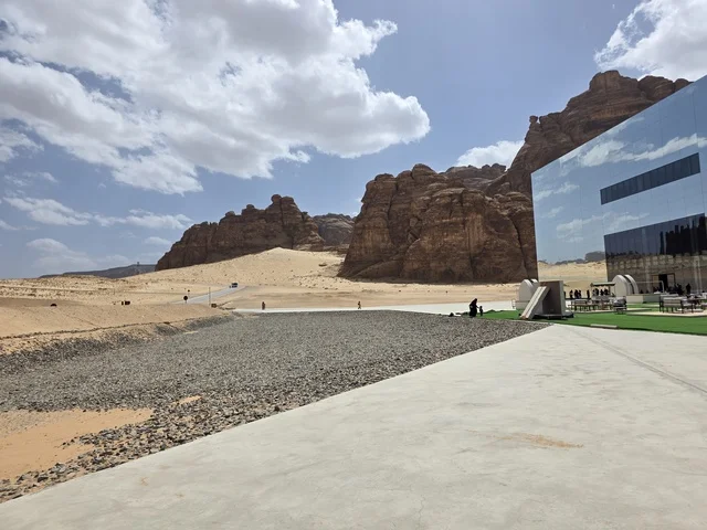 مبنى مسرح مرايا في العلا وسط الطبيعة الصحراوية