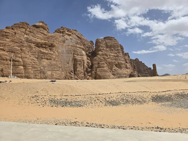 جبال الحجر الرملي في صحراء العلا بالمملكة العربية السعودية