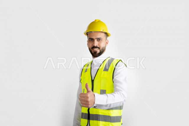 بورتريه مهندس سعودي ماهر محترف في التخطيط ، رجل مهندس خليجي ، خلفية بيضاء