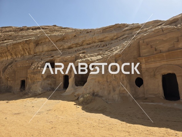 تشكيلات صخرية رملية طبيعية في صحراء العلا بالمملكة العربية السعودية. يوضح ضوء النهار التضاريس الجيولوجية والأرض الرملية تحت سماء صافية, السياحه في العلا