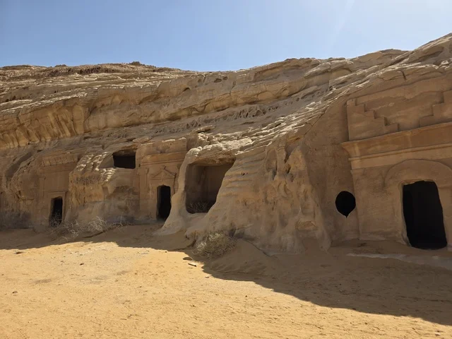 تشكيلات صخرية رملية طبيعية في صحراء العلا بالمملكة العربية السعودية. يوضح ضوء النهار التضاريس الجيولوجية والأرض الرملية تحت سماء صافية, السياحه في العلا