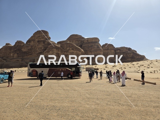 تشكيلات صخرية رملية طبيعية في صحراء العلا بالمملكة العربية السعودية. يوضح ضوء النهار التضاريس الجيولوجية والأرض الرملية تحت سماء صافية, السياحه في العلا