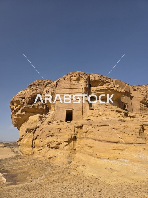 تشكيلات صخرية رملية طبيعية في صحراء العلا بالمملكة العربية السعودية. يوضح ضوء النهار التضاريس الجيولوجية والأرض الرملية تحت سماء صافية, السياحه في العلا