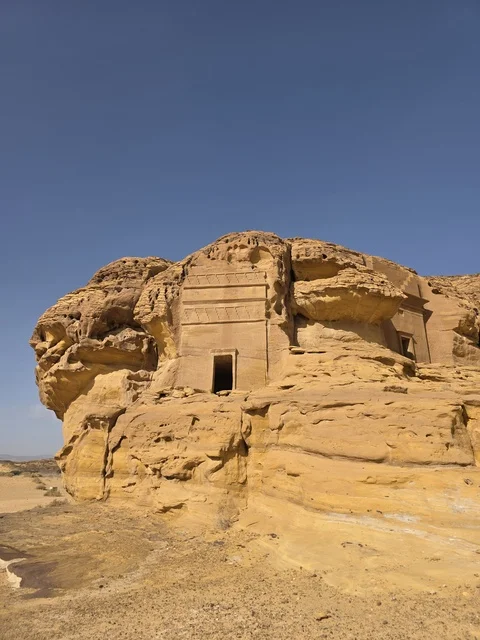 تشكيلات صخرية رملية طبيعية في صحراء العلا بالمملكة العربية السعودية. يوضح ضوء النهار التضاريس الجيولوجية والأرض الرملية تحت سماء صافية, السياحه في العلا