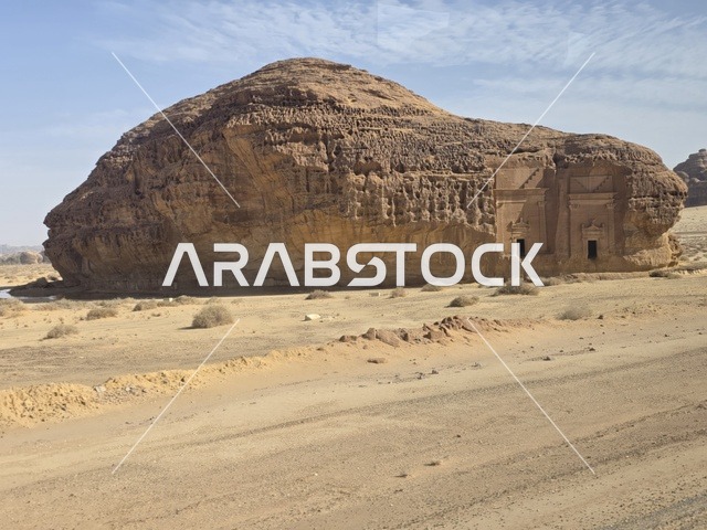 تشكيلات صخرية رملية طبيعية في صحراء العلا بالمملكة العربية السعودية. يوضح ضوء النهار التضاريس الجيولوجية والأرض الرملية تحت سماء صافية, السياحه في العلا