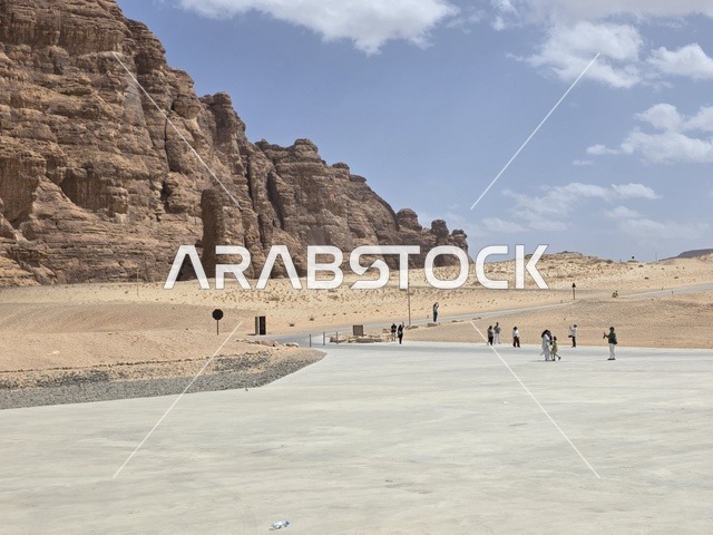 تشكيلات صخرية رملية طبيعية في صحراء العلا بالمملكة العربية السعودية. يوضح ضوء النهار التضاريس الجيولوجية والأرض الرملية تحت سماء صافية, السياحه في العلا