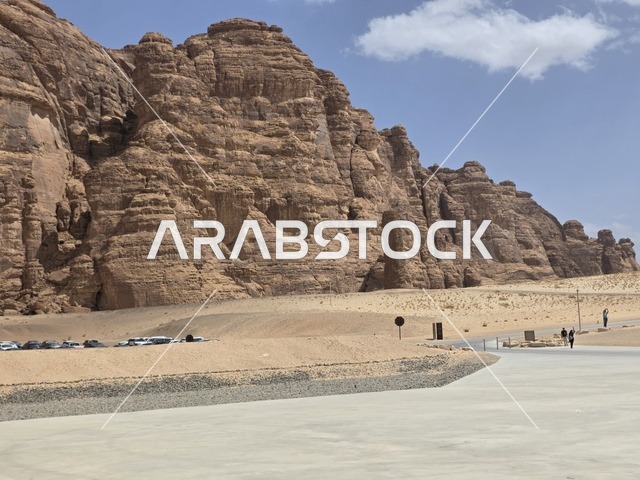 تشكيلات صخرية رملية طبيعية في صحراء العلا بالمملكة العربية السعودية. يوضح ضوء النهار التضاريس الجيولوجية والأرض الرملية تحت سماء صافية, السياحه في العلا