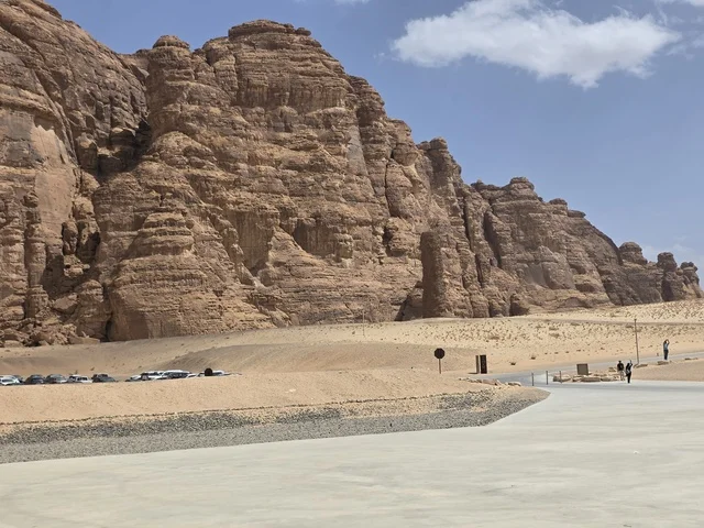 تشكيلات صخرية رملية طبيعية في صحراء العلا بالمملكة العربية السعودية. يوضح ضوء النهار التضاريس الجيولوجية والأرض الرملية تحت سماء صافية, السياحه في العلا