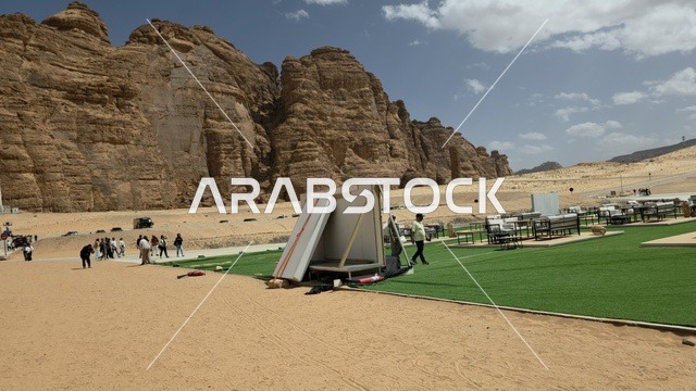 تشكيلات صخرية رملية طبيعية في صحراء العلا بالمملكة العربية السعودية. يوضح ضوء النهار التضاريس الجيولوجية والأرض الرملية تحت سماء صافية, السياحه في العلا