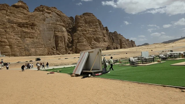 تشكيلات صخرية رملية طبيعية في صحراء العلا بالمملكة العربية السعودية. يوضح ضوء النهار التضاريس الجيولوجية والأرض الرملية تحت سماء صافية, السياحه في العلا