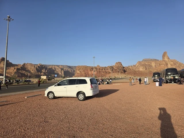 تشكيلات صخرية رملية طبيعية في صحراء العلا بالمملكة العربية السعودية. يوضح ضوء النهار التضاريس الجيولوجية والأرض الرملية تحت سماء صافية, السياحه في العلا