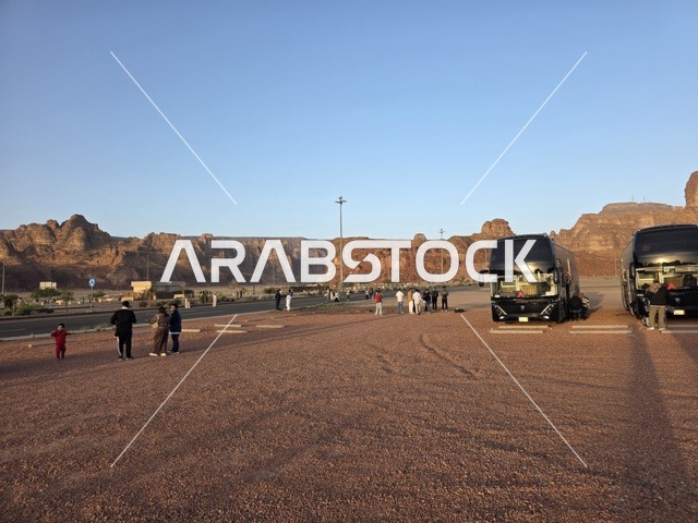 تشكيلات صخرية رملية طبيعية في صحراء العلا بالمملكة العربية السعودية. يوضح ضوء النهار التضاريس الجيولوجية والأرض الرملية تحت سماء صافية, السياحه في العلا