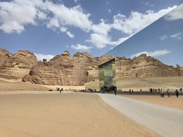 قاعة مرايا العلا انعكاس الجبال الصحراء السعودية