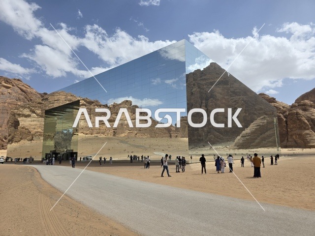 قاعة مرايا في العلا انعكاس الجبال على المبنى
