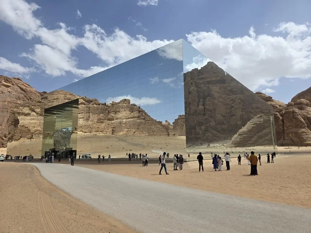 قاعة مرايا في العلا انعكاس الجبال على المبنى