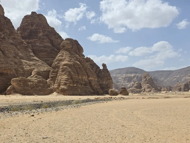 تكوينات صخرية صحراوية في العلا بالمملكة العربية السعودية