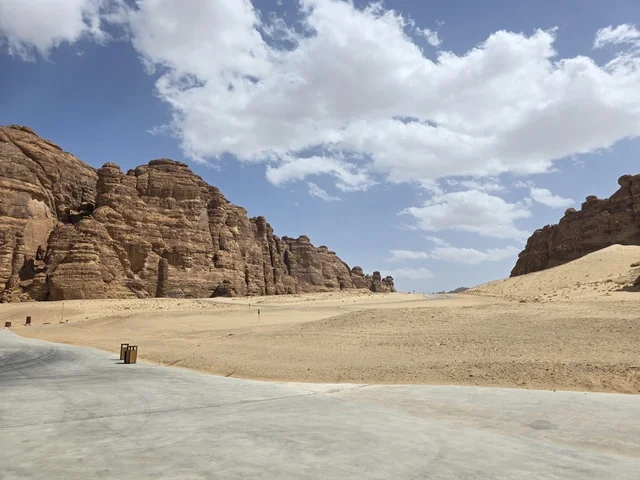 جبال العلا وتضاريس صحراوية في السعودية