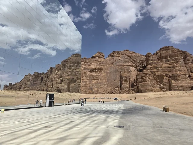 قاعة مرايا العلا انعكاس الجبال الصحراوية