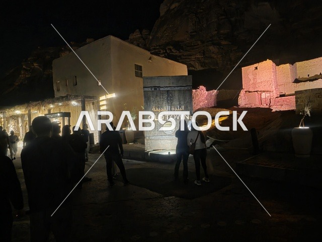 سياحة البلدة القديمة في العلا السعودية ليلاً