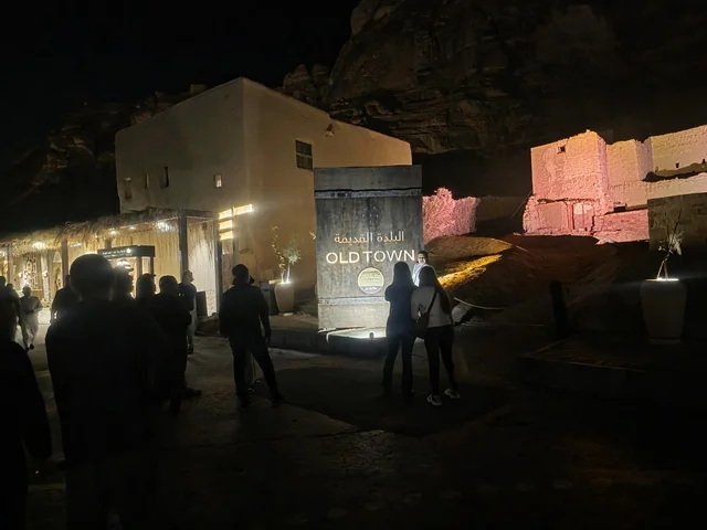 سياحة البلدة القديمة في العلا السعودية ليلاً