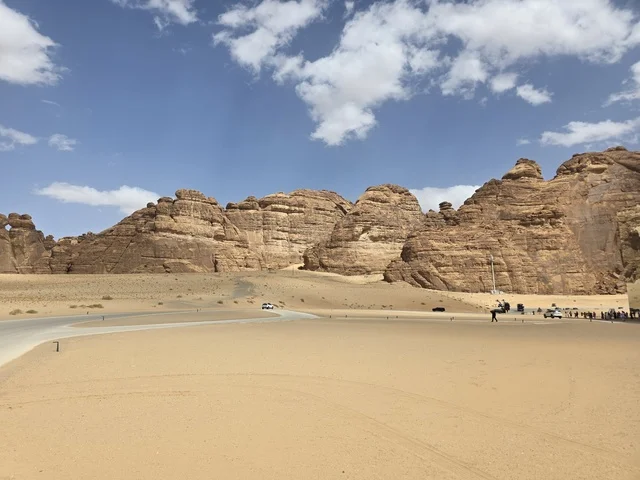 تكوينات صخرية ومناظر طبيعية في صحراء العلا بالسعودية