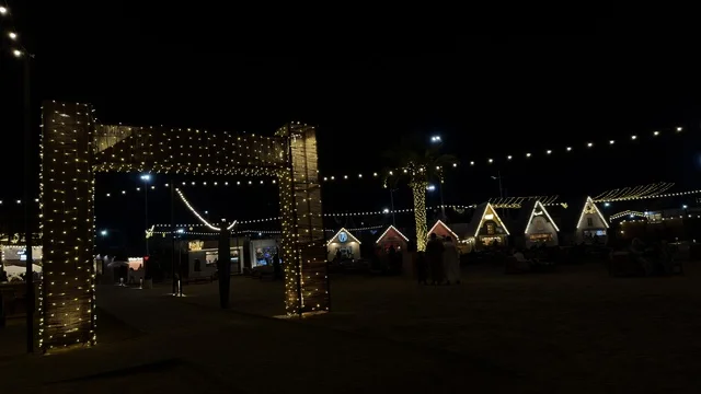 ليالي بنانا بيتش الخبر مع أضواء الزينة