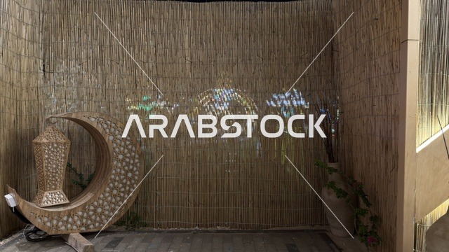 ديكور هلال وفانوس رمضان في بانانا بيتش الجبيل