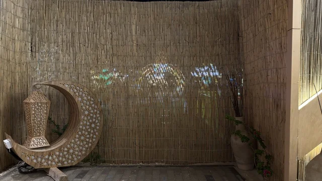 ديكور هلال وفانوس رمضان في بانانا بيتش الجبيل