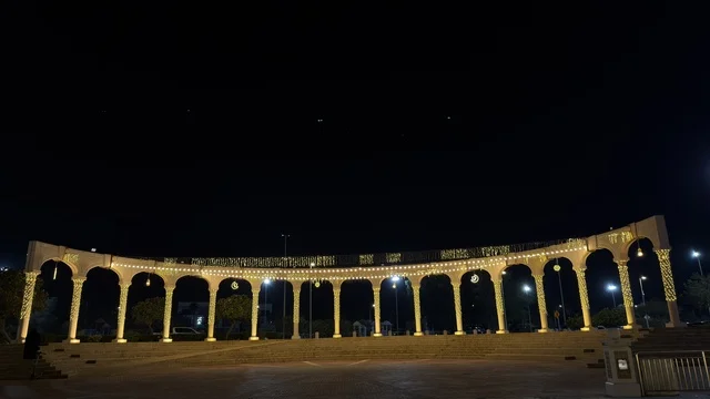 أقواس مضيئة في شاطئ بنانا الجبيل ليلاً