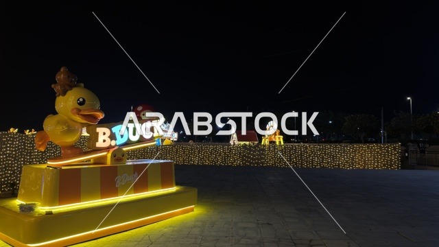 مجسم بي داك في بنانا بيتش الجبيل ليلاً