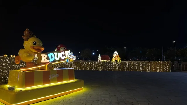 مجسم بي داك في بنانا بيتش الجبيل ليلاً