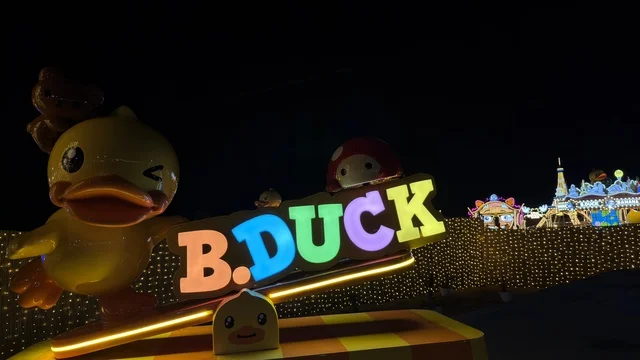 شعار بي داك المضيء في ليالي الخبر بالجبيل