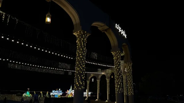 قوس بنانا بيتش المضيء في ليالي الخبر ليلاً