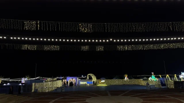 احتفالات ليالي بنانا بيتش في الجبيل بالإضاءة