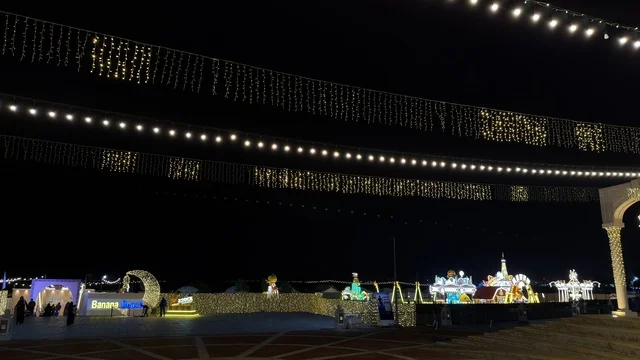 إضاءة ليالي بنانا بيتش في مدينة الخبر بالمنطقة الشرقية