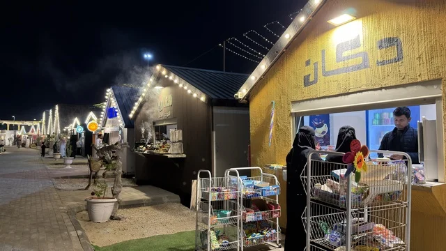 أكشاك سوق ليلي في بنانا بيتش بالجبيل السعودية