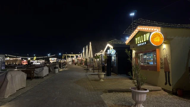 أكشاك الطعام في بنانا بيتش بمدينة الجبيل ليالي الخبر