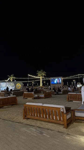 جلسات خارجية في بنانا بيتش الجبيل ليلاً