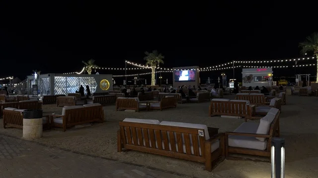 جلسات ليلية خارجية في بنانا بيتش بالجبيل