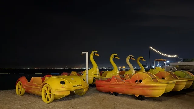 قوارب التجديف في شاطئ بنانا الجبيل ليلاً