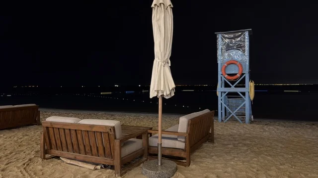 شاطئ بنانا الجبيل جلسات ليلية وبرج إنقاذ