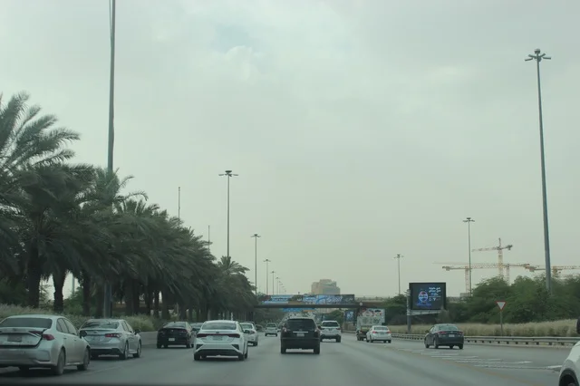 حركة المرور في شوارع مدينة الرياض السعودية