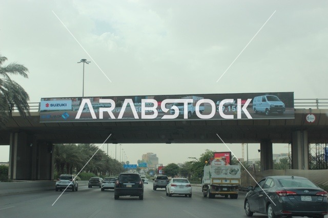 حركة المرور ولوحة إعلانية على طريق في الرياض