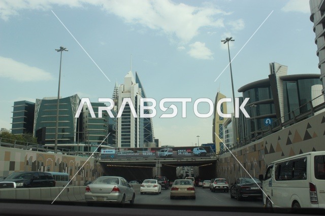 حركة المرور في شوارع الرياض مع ناطحات سحاب برج الفيصلية