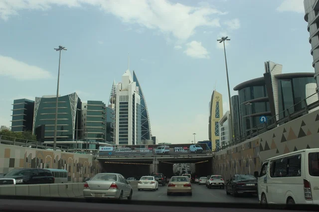 حركة المرور في شوارع الرياض مع ناطحات سحاب برج الفيصلية